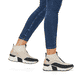 Beige Rieker Damen Sneaker High N6352-60 mit leichter und dämpfender Sohle. Schuh am Fuß.