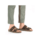 Braune Rieker Herren Pantoletten 24394-25 mit modernen Ziernähten. Schuh am Fuß.