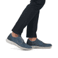 Himmelblaue Rieker Herren Schnürschuhe 03501-12 mit der Extraweite H. Schuh am Fuß.