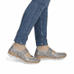 Beige Rieker Ballerinas N4299-90 mit metallischem Finish sowie Klettverschluss. Schuh am Fuß.