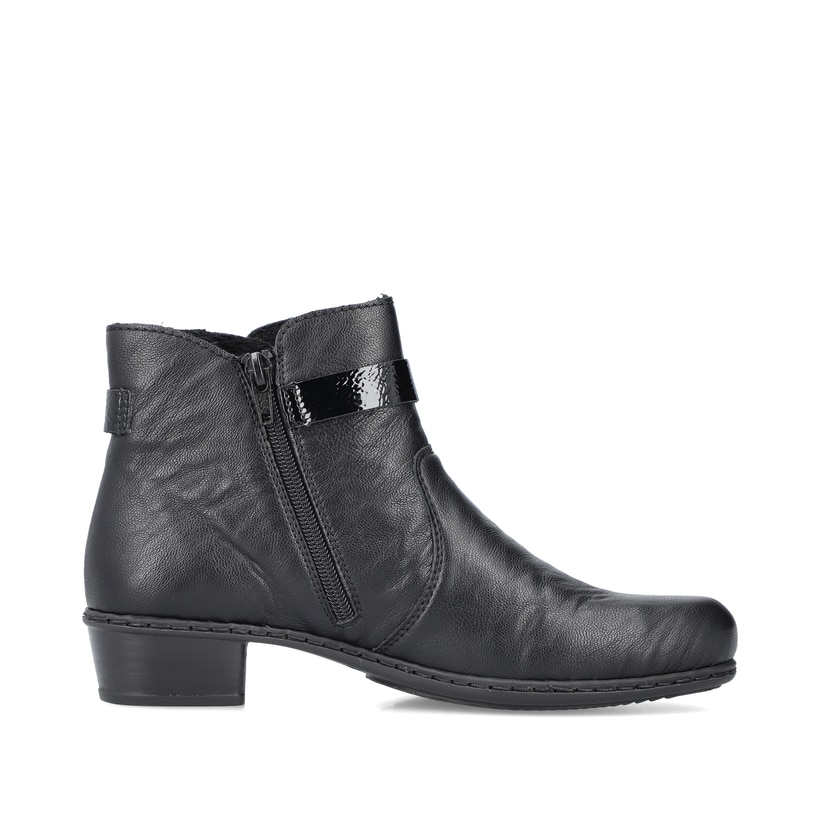 Bottines Rieker noires pour femme Y0783-00 avec chaîne décorative. Chaussure vue de l'arrière.
