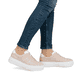 Rosane Rieker Damen Sneaker Low M1910-31 mit einer Schnürung. Schuh am Fuß.