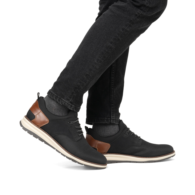 Mocassins Rieker noirs pour homme 14750-00 avec bande élastique. Chaussure au pied.