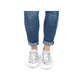 Mehrfarbige Rieker Damen Sneaker Low N4940-90 mit einem Reißverschluss. Schuh am Fuß.