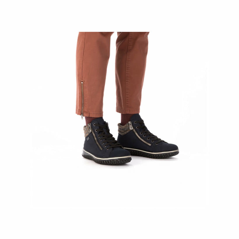 Blaue Rieker Damen Schnürstiefel Z4263-14 mit wasserabweisender TEX-Membran. Schuh am Fuß.