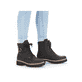
Tiefschwarze Rieker Damen Biker Boots Z5723-00 mit Schnürung und Reißverschluss. Schuh seitlich schräg