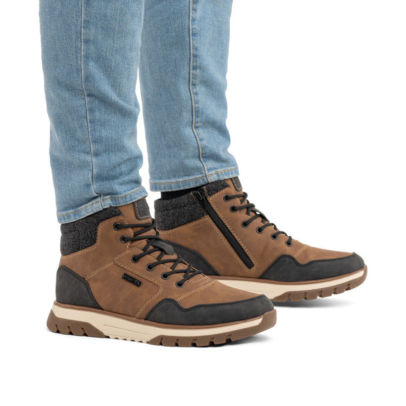 Schwarz-braune Rieker Herren Schnürstiefel B9340-24 mit einem Reißverschluss. Schuh am Fuß.
