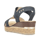 Blaue Rieker Keilsandaletten 63798-14 mit einem Gummizug. Schuh von hinten.