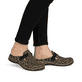 Braune Rieker Damen Clogs 46393-90 mit Leo-Print sowie extra weicher Decksohle. Schuh am Fuß.