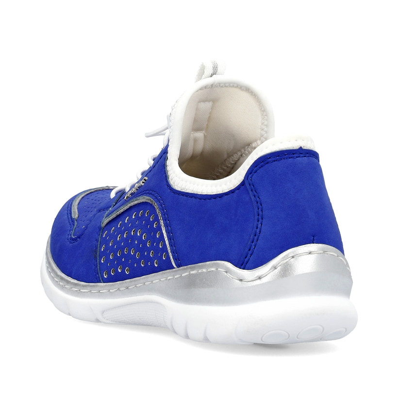 Himmelblaue Rieker Damen Slipper L3293-14 mit Gummischnürung sowie Löcheroptik. Schuh von hinten.