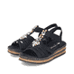 Schwarze Rieker Keilsandaletten 62949-00 mit Schmuckelementen sowie Gummizug. Schuhpaar seitlich schräg.