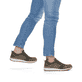 Grüne Rieker Herren Slipper B9051-54 mit Elastikeinsatz sowie Extraweite H. Schuh am Fuß.