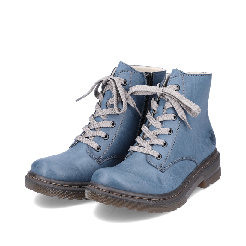 Himmelblaue Rieker Damen Schnürstiefel 78240-14 mit einer robusten Profilsohle. Schuhpaar schräg.