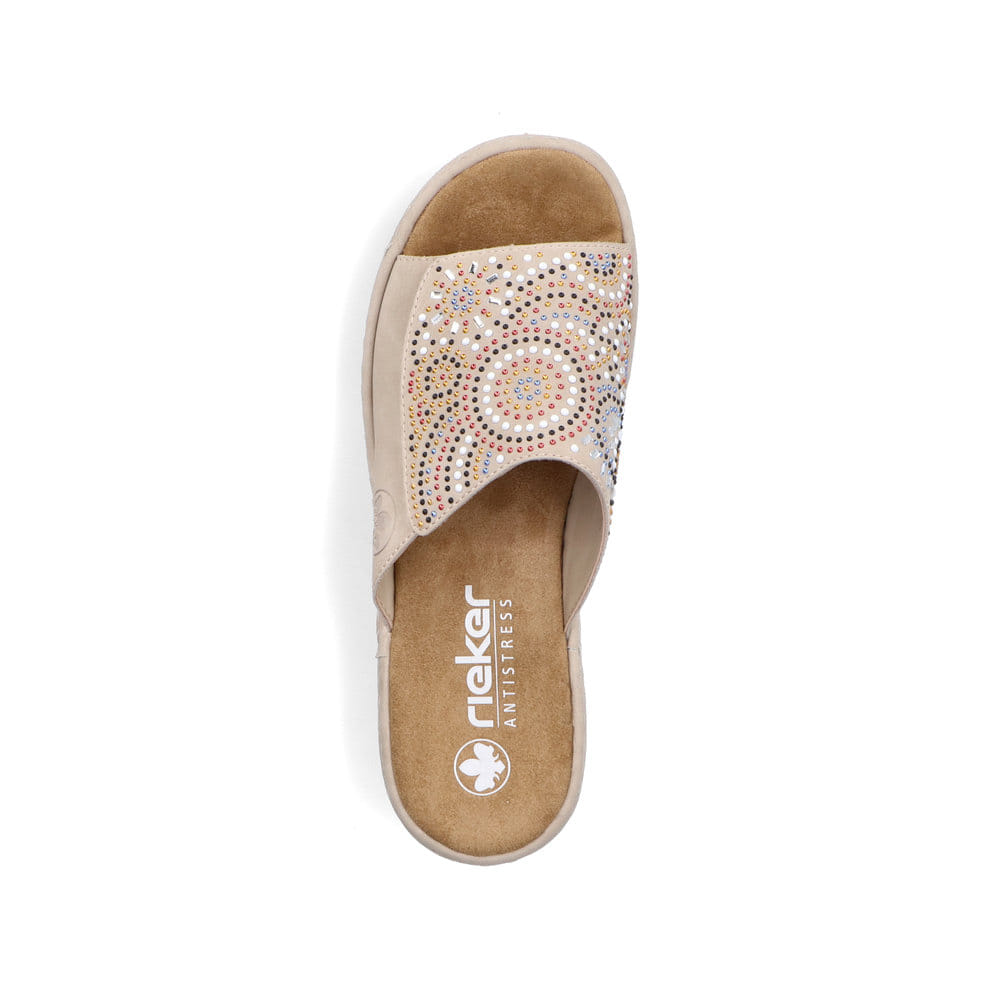 Beige Rieker Damen Pantoletten V1395-62 mit einem Klettverschluss. Schuh von oben.