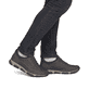 Dunkelbraune Rieker Herren Slipper 15950-25 mit Gummizug sowie der Extraweite H. Schuh am Fuß.