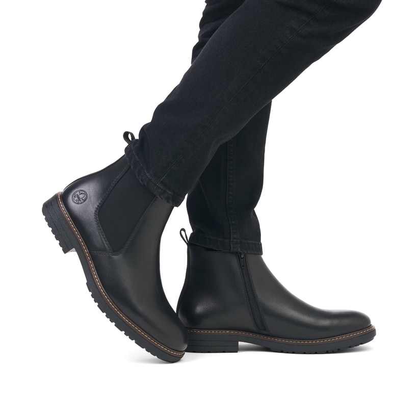 Stahlschwarze Rieker Herren Chelsea Boots 33180-00 mit einem Reißverschluss. Schuh am Fuß.