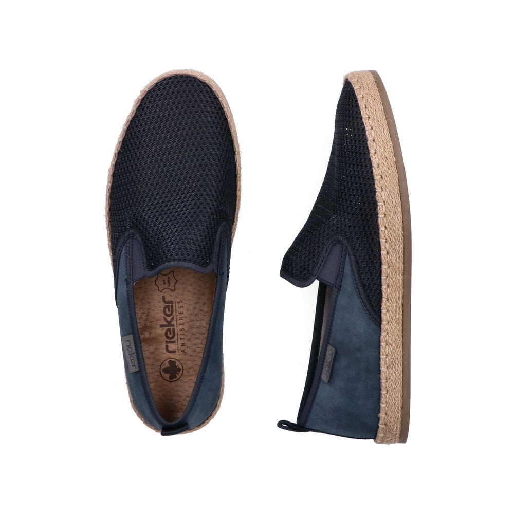 Blaue Rieker Herren Slipper B2661-14 mit einem Gummizug sowie der Komfortweite G. Schuh von oben, liegend.