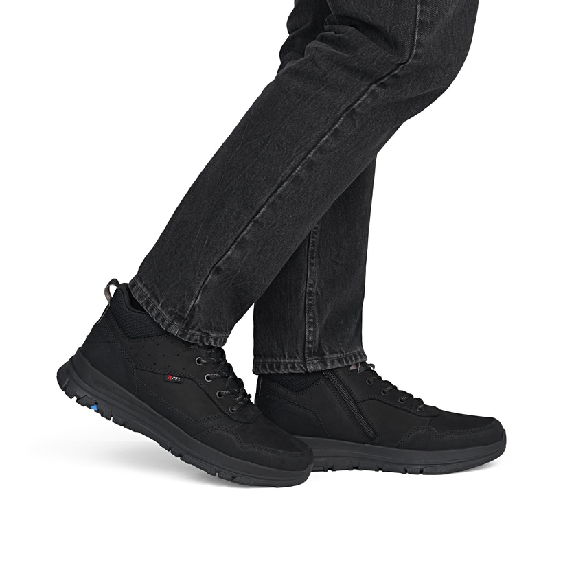 Schwarze Rieker Herren Schnürstiefel B9502-00 mit dem umdrehbaren Glacier Grip. Schuh am Fuß.