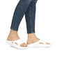 Weiße Rieker Damen Pantoletten W3450-80 mit ultraleichter und flexibler Sohle. Schuh am Fuß.
