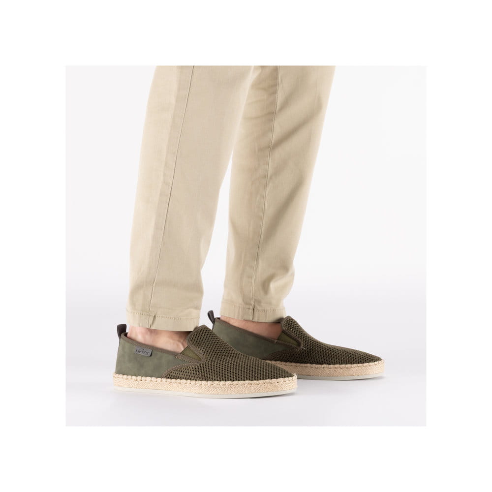 Mocassins Rieker verts pour homme B2661-54 avec bande élastique. Chaussure au pied.