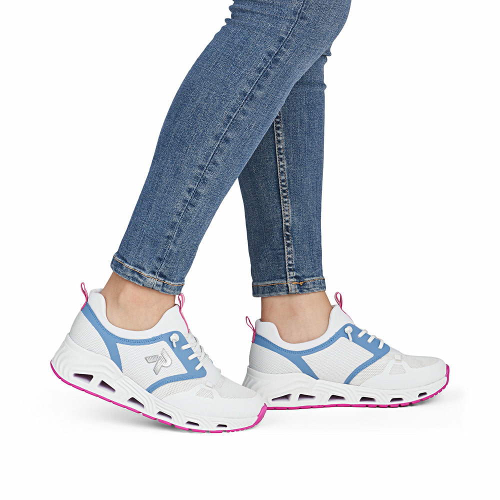 Weiße vegane Rieker Damen Slipper N5258-80 mit Gummizug sowie der Komfortweite G. Schuh am Fuß.