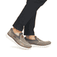 Beige Rieker Herren Slipper B6651-64 mit ultra leichter und flexibler Sohle. Schuh am Fuß.