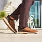 Braune Rieker Herren Slipper B3357-24 mit easy Hineinschlüpf-Möglichkeit. Schuh am Model.