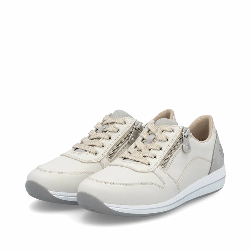 Weiße Rieker Damen Sneaker Low N1100-80 mit Reißverschluss sowie Extraweite H. Schuhpaar seitlich schräg.