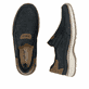 Blaue Rieker Herren Slipper 03365-14 mit einem Gummizug sowie der Extraweite H. Schuh von oben, liegend.