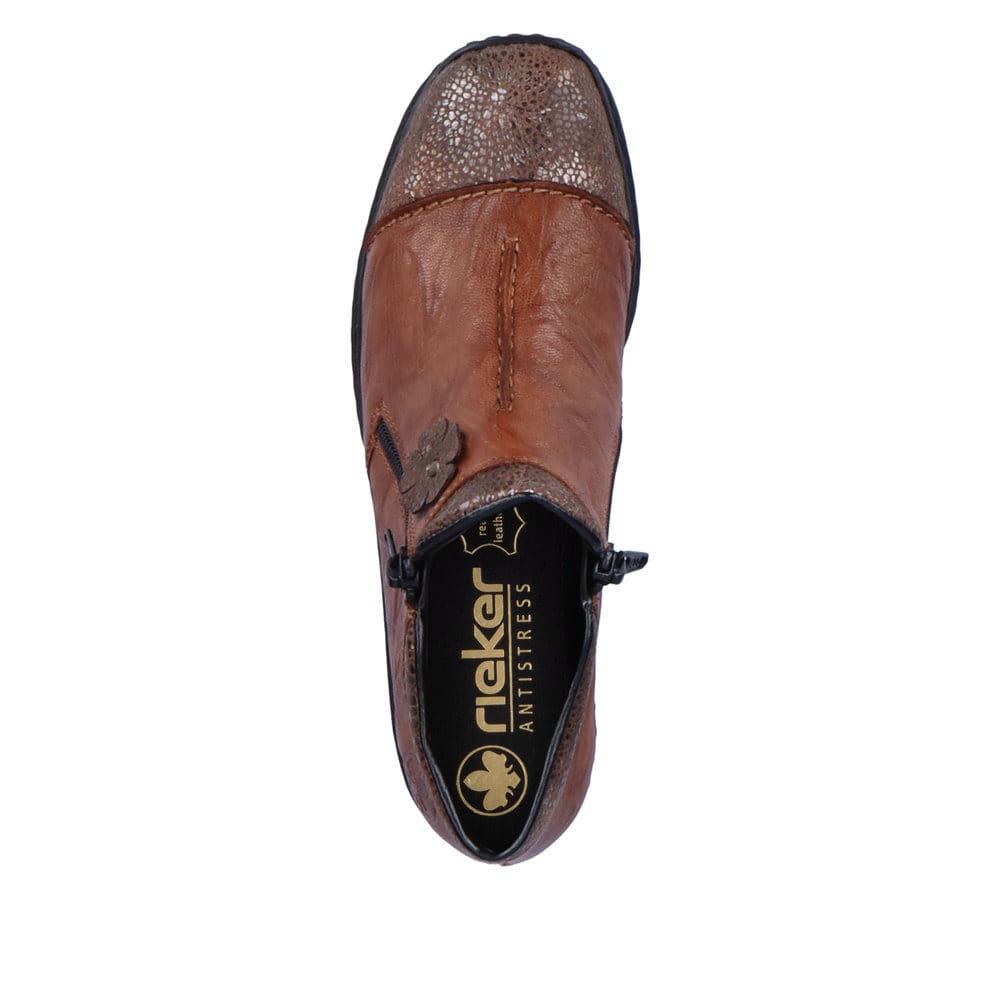 Braune Rieker Damen Kurzstiefel 58388-22 aus Glattleder mit Leo-Print. Schuh von oben.