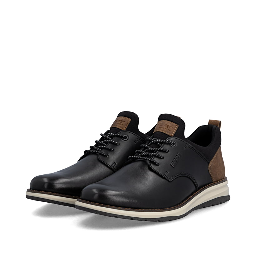 Schwarz-braune Rieker Herren Slipper 14755-00 aus Glattleder. Schuhpaar seitlich schräg.