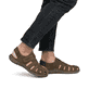 Braune Rieker Herren Sandalen 22074-26 mit einem Klettverschluss. Schuh am Fuß.