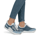 Blaue Rieker Damen Slipper 58962-10 mit easy Hineinschlüpf-Möglichkeit. Schuh am Fuß.