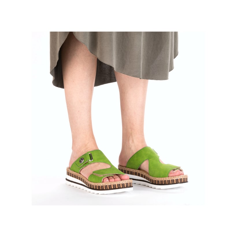 Grüne Rieker Damen Pantoletten V7982-52 mit einem Klettverschluss. Schuh am Fuß.