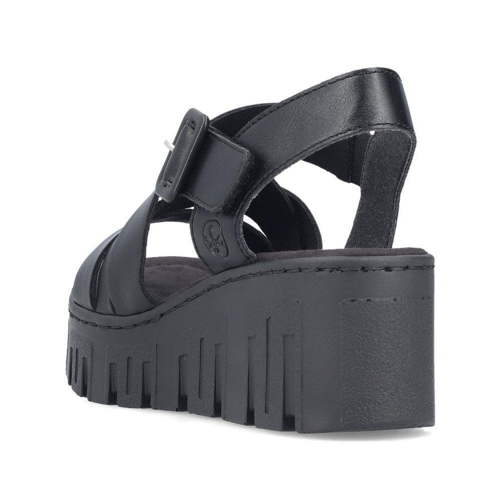 Schwarze Rieker Keilsandaletten 68063-00 mit trendiger Schnalle. Schuh von hinten.