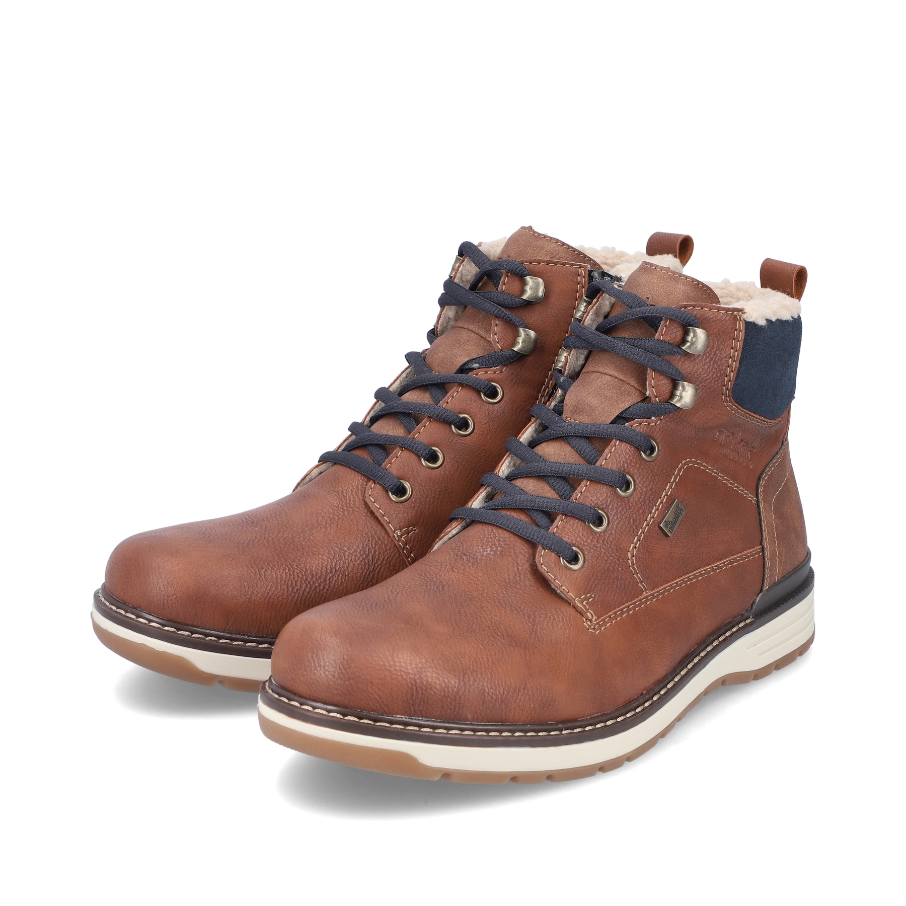 Braune Rieker Herren Schnürstiefel 39442-24 mit wasserabweisender TEX-Membran. Schuhpaar seitlich schräg.