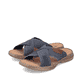 Schieferblaue Rieker Herren Pantoletten 21491-14 mit der Komfortweite G 1/2. Schuhpaar seitlich schräg.