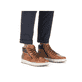 
Karamellbraune Rieker Herren Schnürschuhe 30705-25 mit einer robusten Profilsohle. Schuh am Fuß