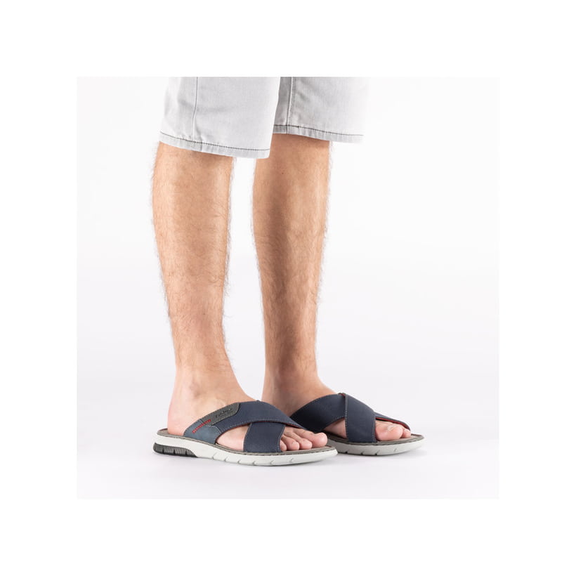 Blaue Rieker Herren Pantoletten 25250-14 mit der Komfortweite G. Schuh am Fuß.