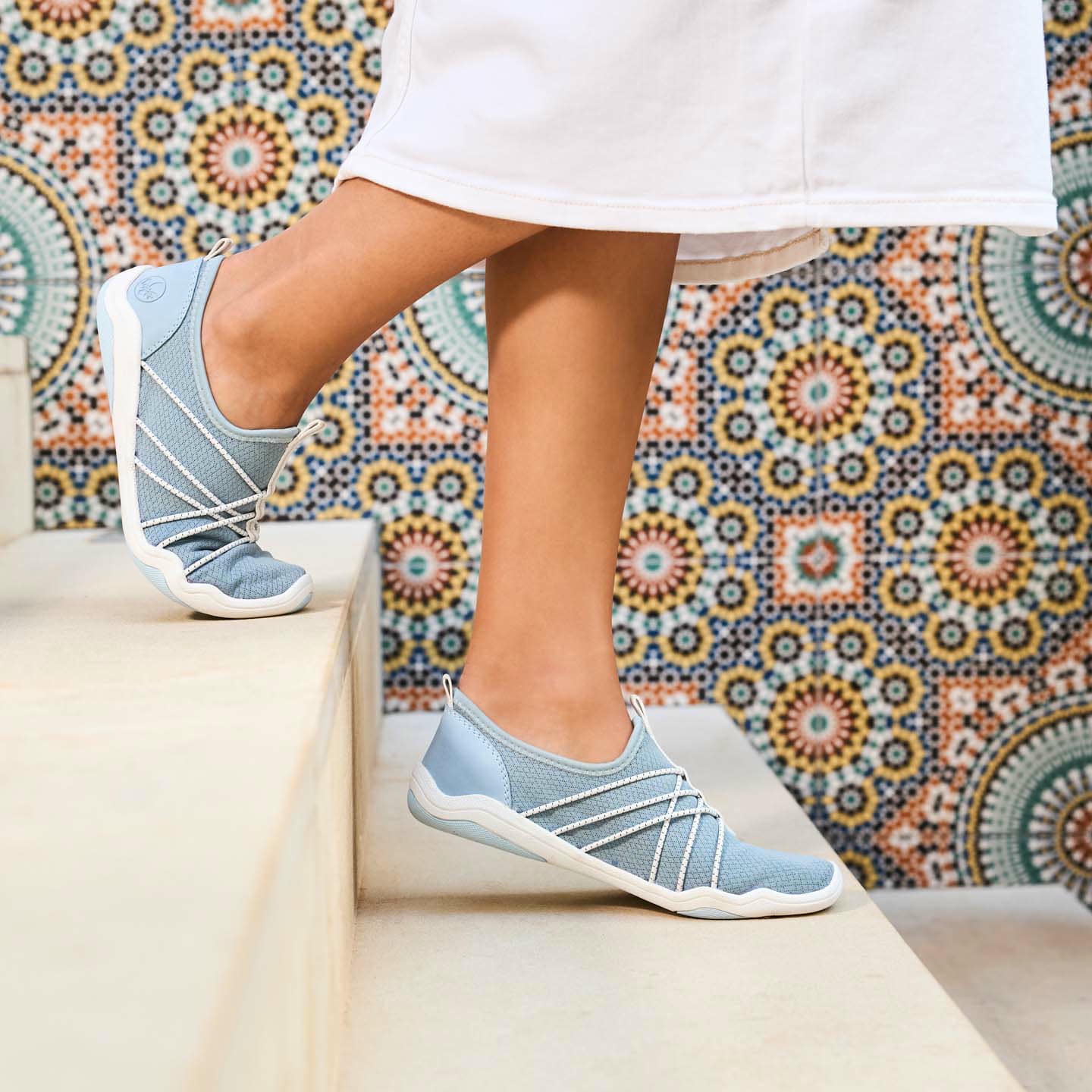 Blaue vegane Rieker Damen Slipper 45260-10, Barfußschuhe mit einem Gummizug. Schuh am Model.