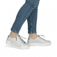 Silberne Rieker Damen Sneaker Low N4960-90 mit dekorativer Prägung. Schuh am Fuß.