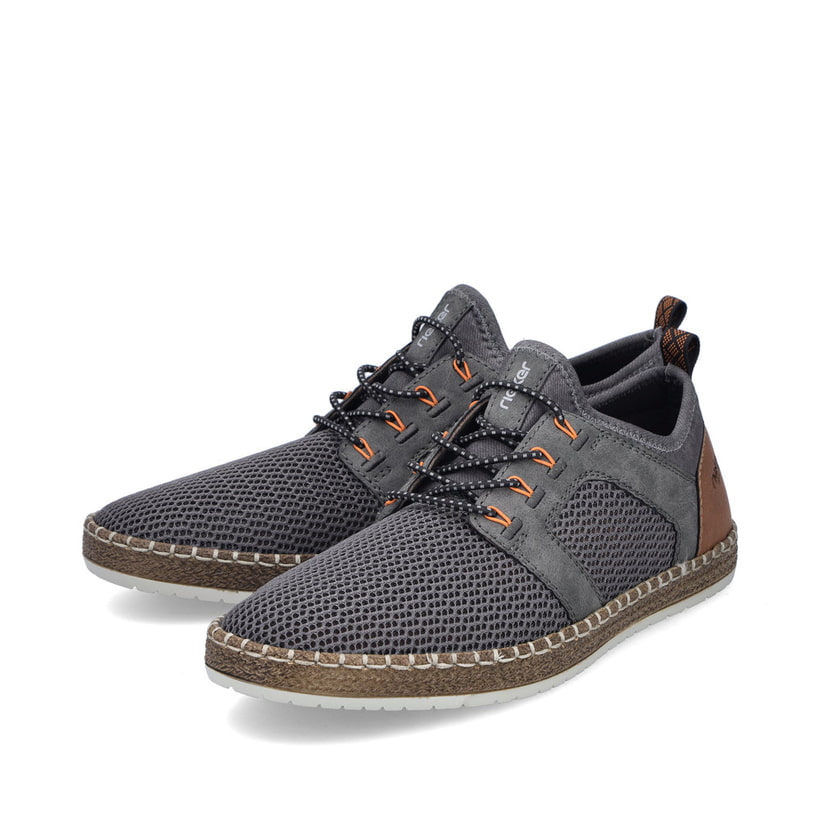 Graue Rieker Herren Slipper B5252-45 mit einem Gummizug sowie der Komfortweite G. Schuhpaar seitlich schräg.