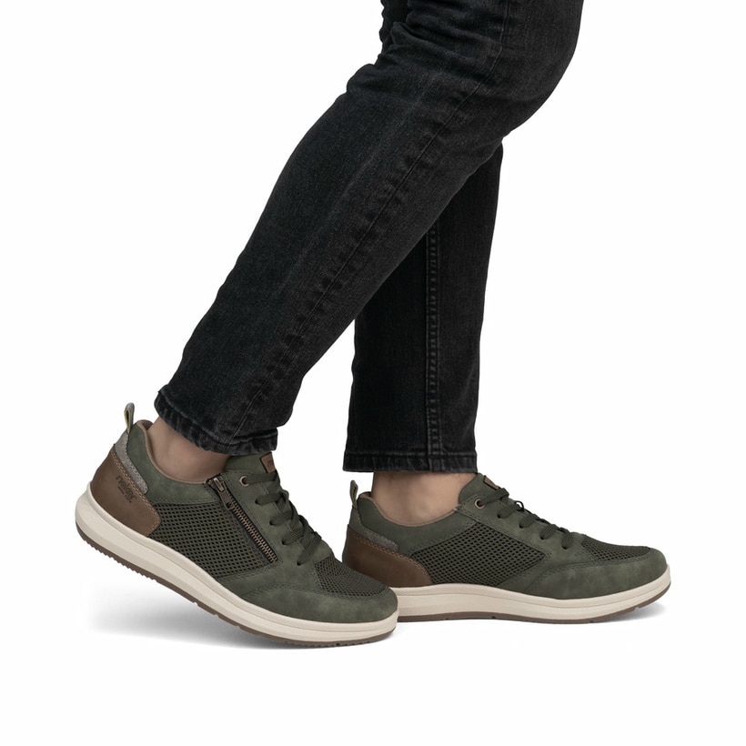 Grüne Rieker Herren Sneaker Low 16901-54 mit Reißverschluss sowie Extraweite H. Schuh am Fuß.