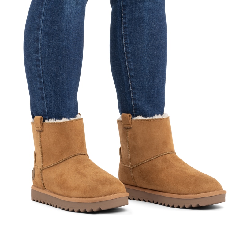Braune Rieker Damen Kurzstiefel 99870-24 mit der Komfortweite G. Schuh am Fuß.