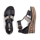 Schwarze Rieker Keilsandaletten 68182-00 mit trendigen Schnalle. Schuh von oben, liegend.