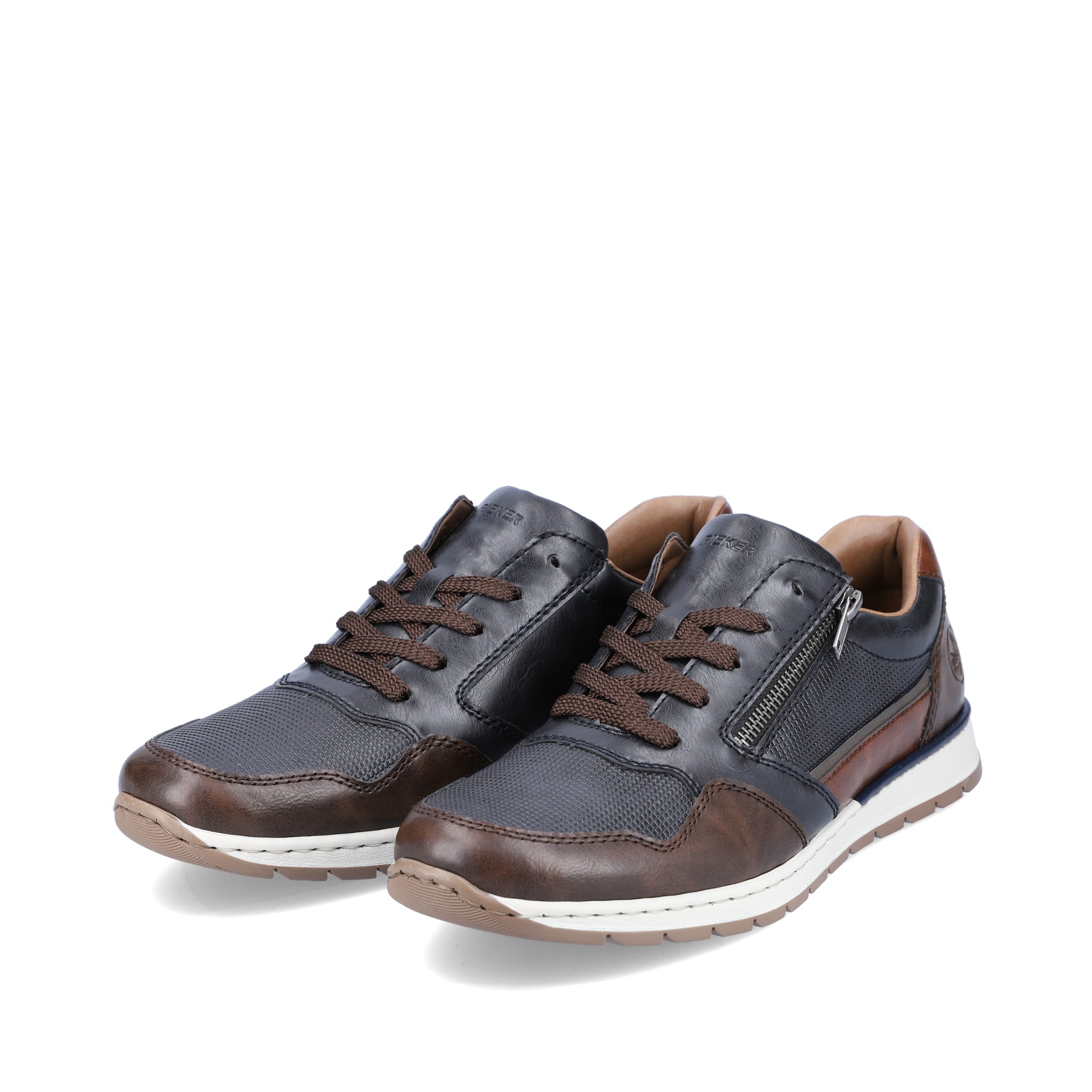 Blaugraue Rieker Herren Sneaker Low B2111-14 mit einer schockabsorbierenden Sohle. Schuhpaar schräg.