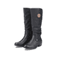 
Tiefschwarze Rieker Damen Hochschaftstiefel 93157-00 mit einer robusten Profilsohle. Schuhpaar schräg.