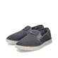 Steingraue Rieker Herren Slipper B2267-45 mit einem umklappbaren Fersenteil. Schuhpaar seitlich schräg.