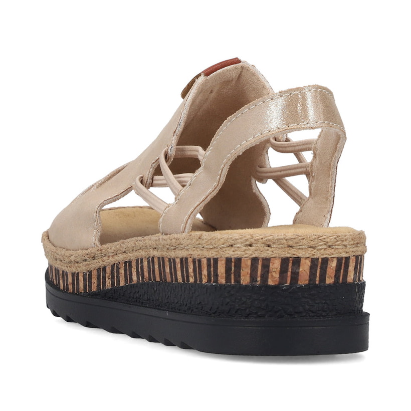 Beige Rieker Keilsandaletten V7972-60 mit metallischem Finish sowie Gummizug. Schuh von hinten.