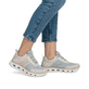 Mehrfarbige vegane Rieker Damen Sneaker Low M6006-90 mit einer Schnürung. Schuh am Fuß.